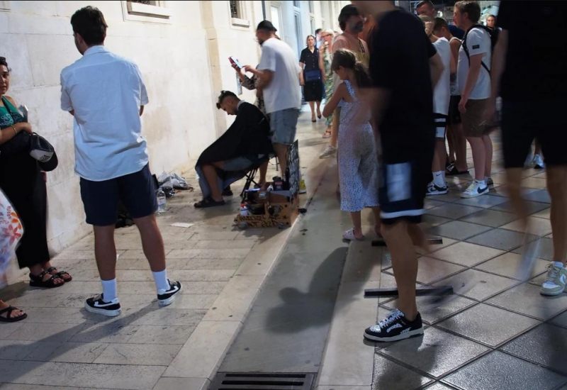 Momak u Splitu uzeo brijaći aparat i škare i šišao ljude na ulici